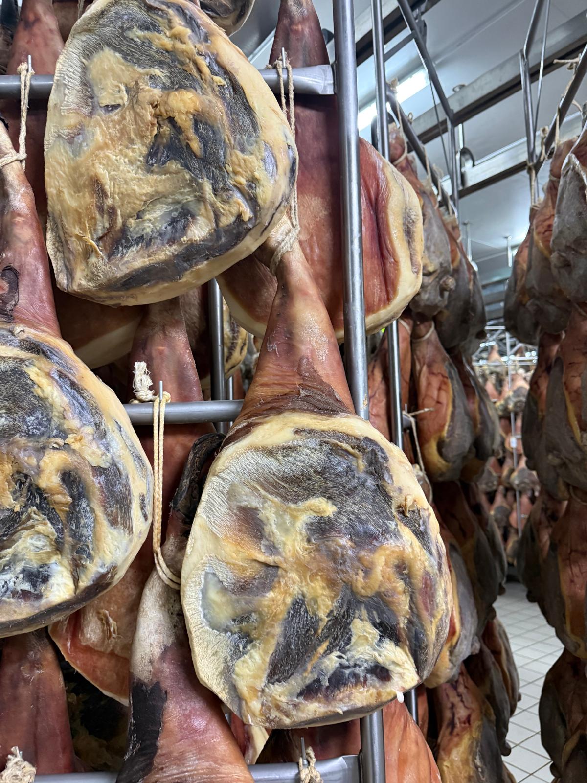 Prosciutti in cantina